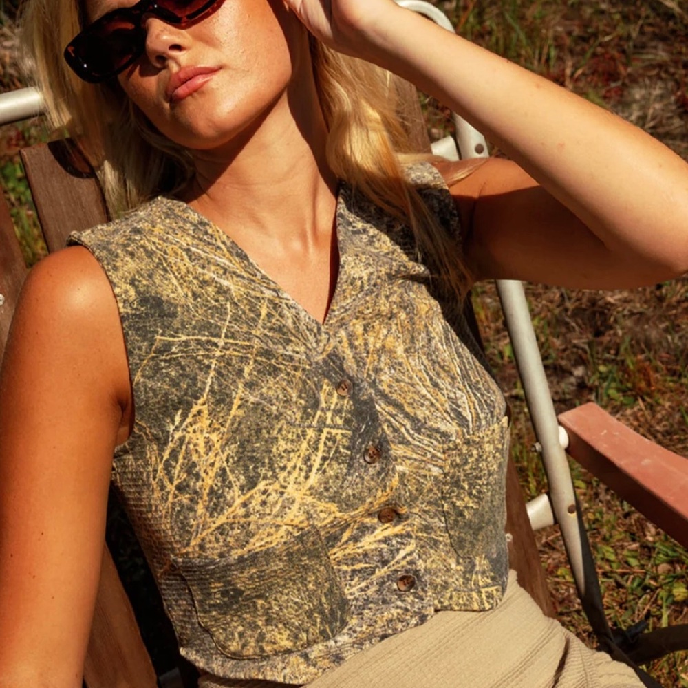 Stylish Sleeveless Camouflage Blouse